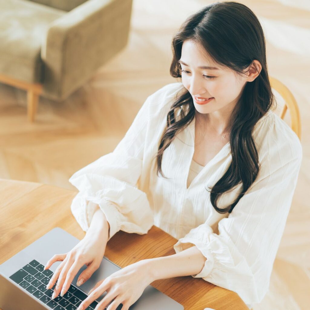 オンラインコースで学んでいる女性