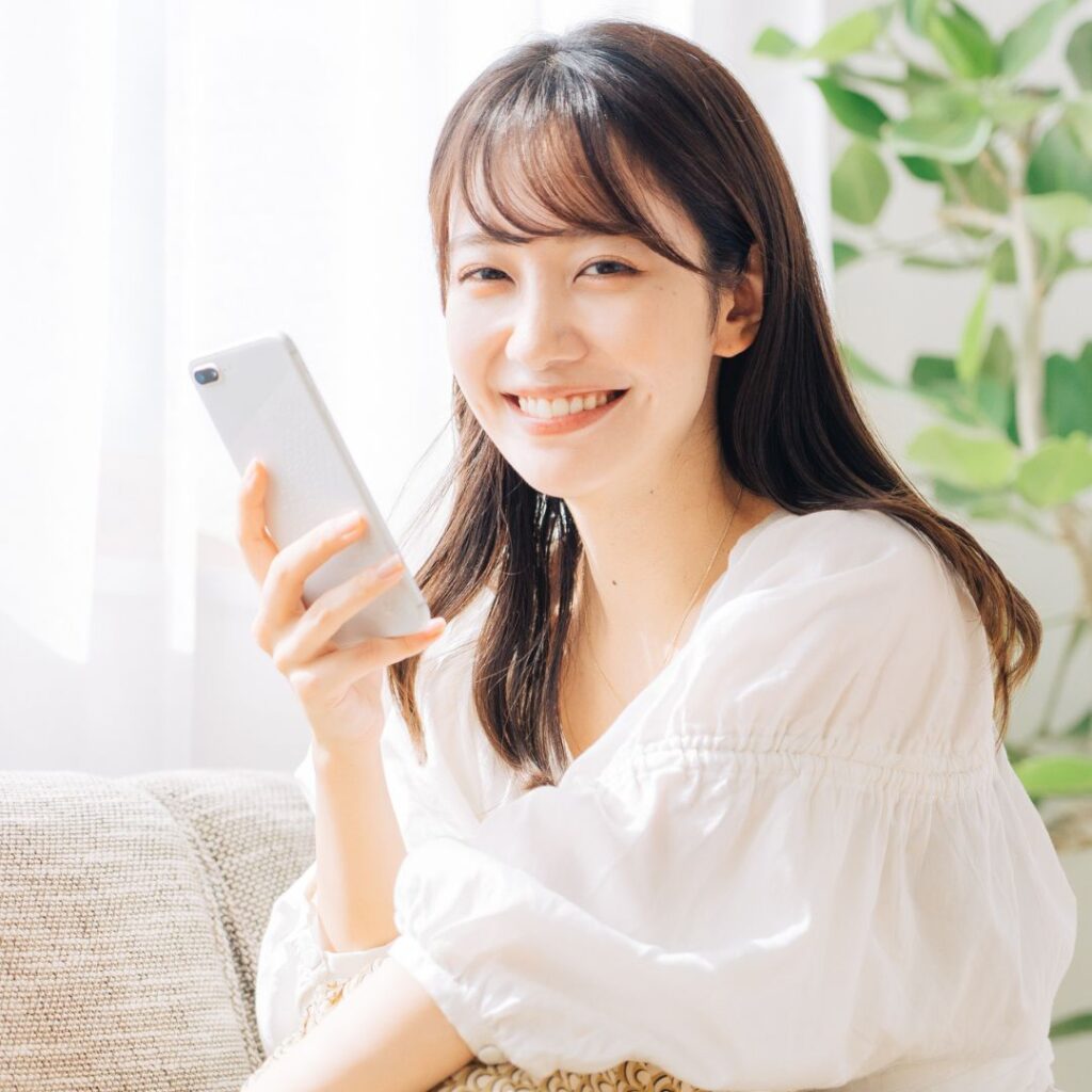 スマホを見ている女性