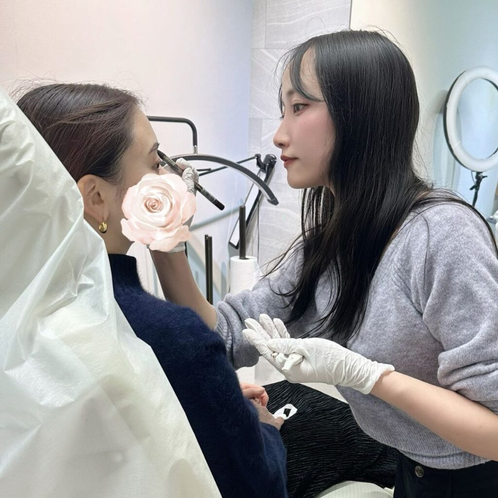 アートメイクのモニター施術をしている女性