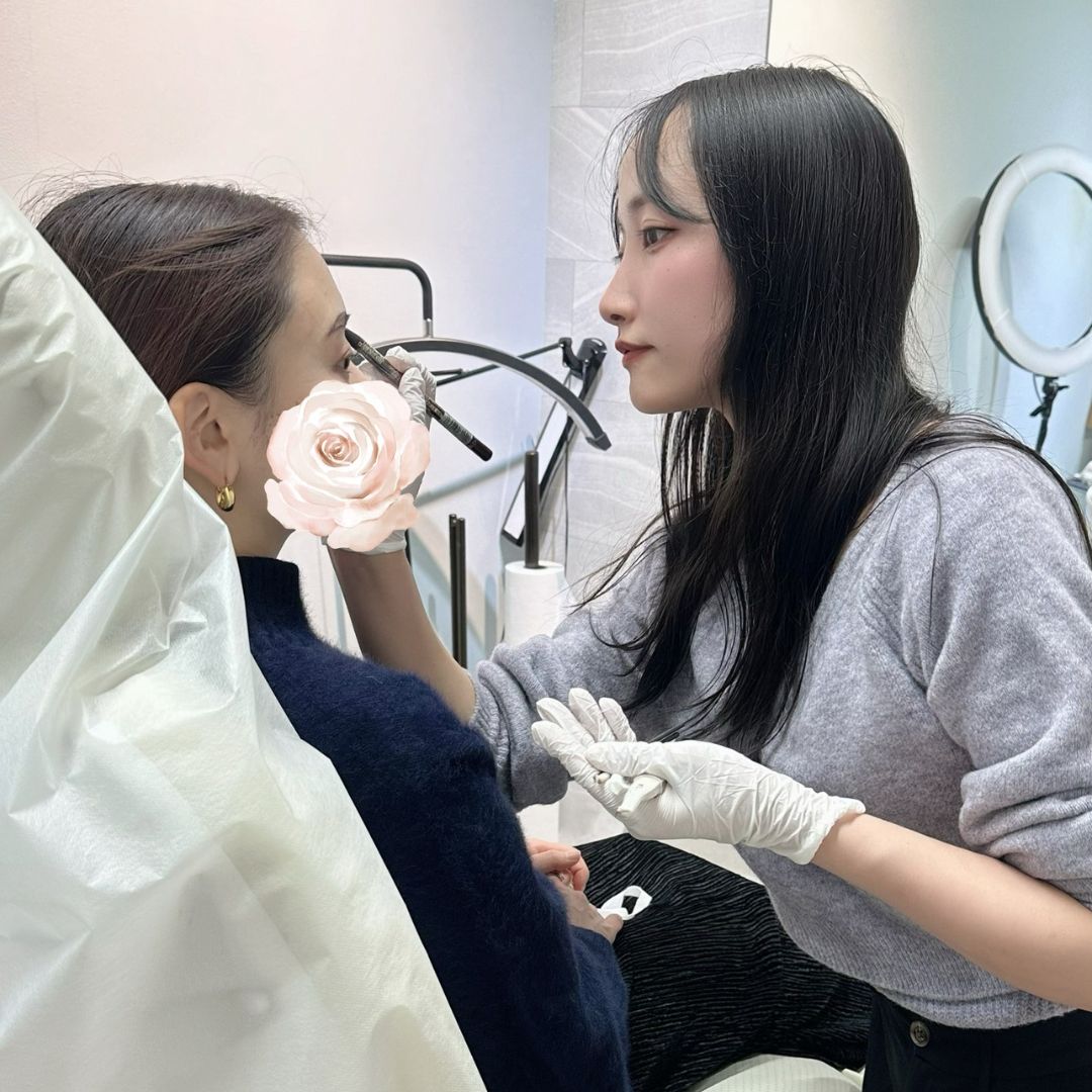 アートメイクのモニター施術をしている女性