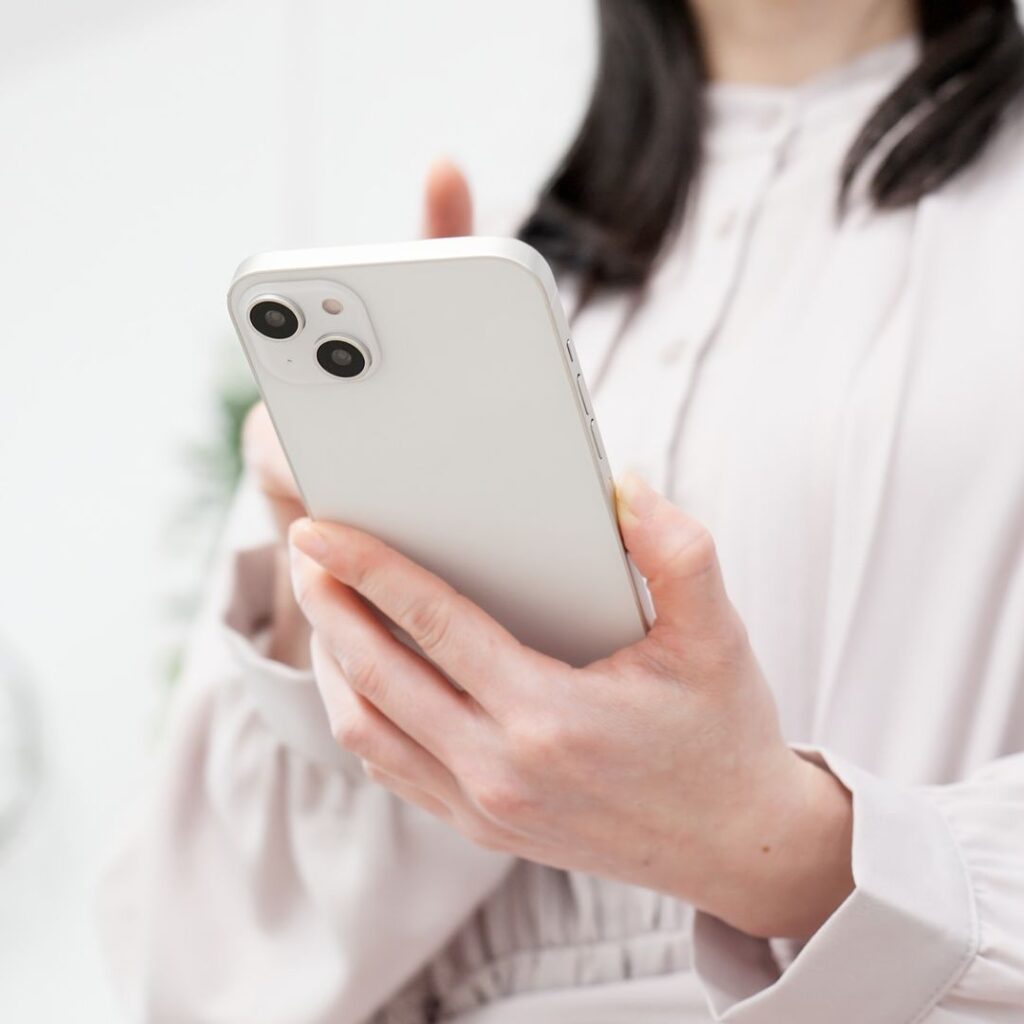 申し込みをしている女性