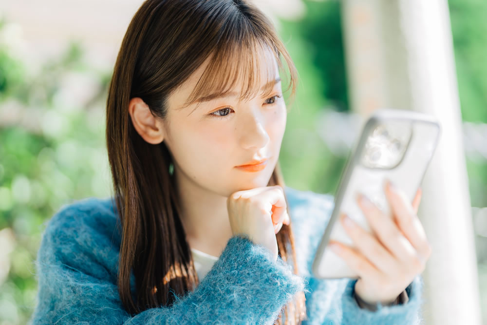 独立後の収入とリスクを計算している女性