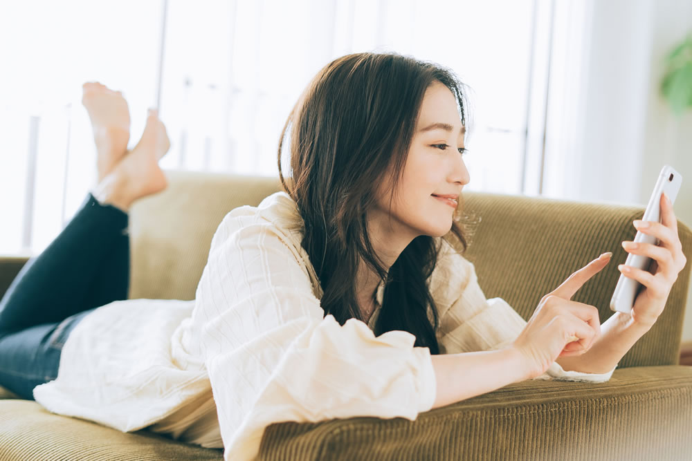 小山市からスクールを選ぶ際に知っておきたいことを調べている女性
