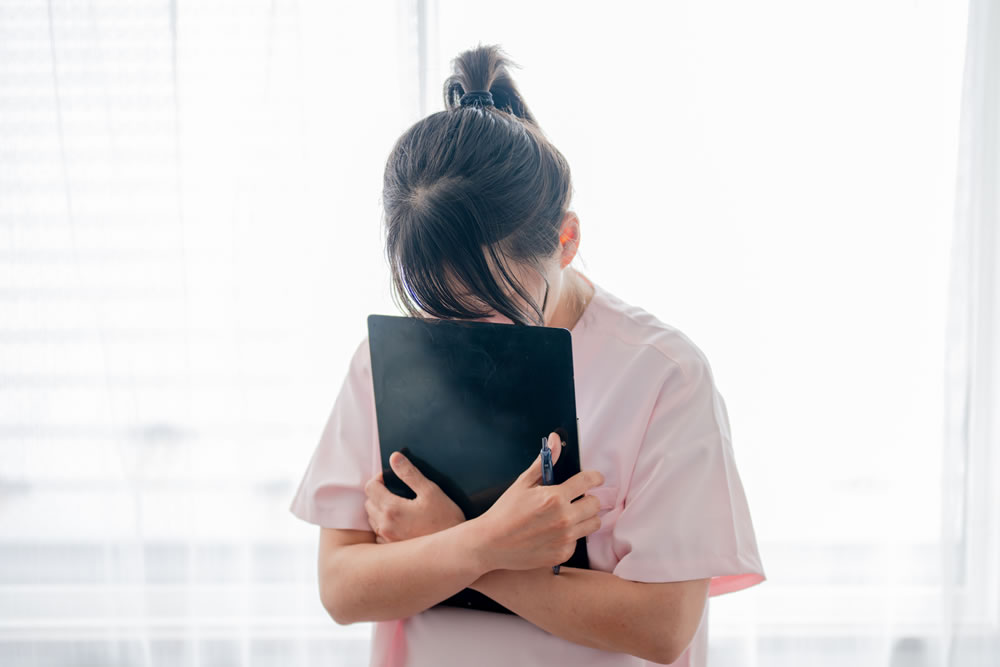 悩んでいる看護師