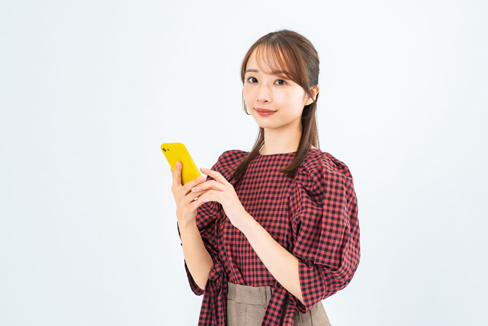 アートメイクを学ぶ方法とスクール選びのポイントを調べている女性
