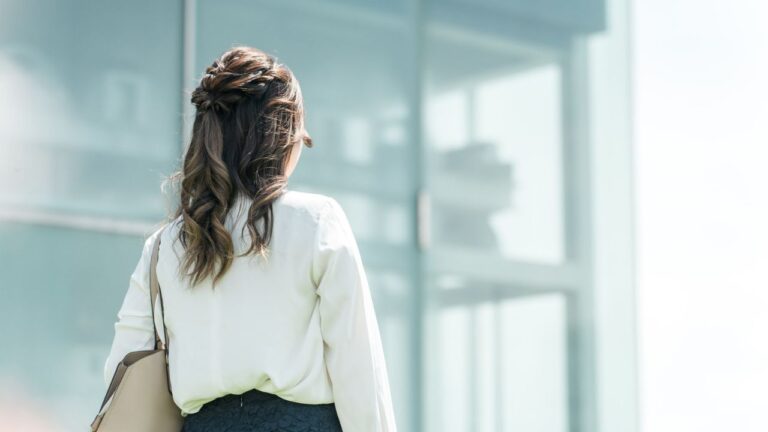 スクールに通っている女性